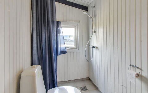 Scarlett - 300M from the Sea: Holz, Fussboden, Flooring, Armatur, Decke, Toilette, Installation, Badezimmer, Vorhang, Zapfhahn