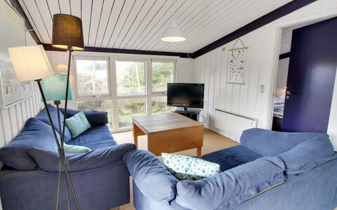 Scarlett - 300M from the Sea: Möbel, Interior Design, Flooring, Fussboden, Holz, Decke, Couch, Zimmer, Wohnzimmer, Tabelle