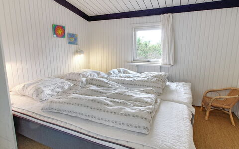 Scarlett - 300M from the Sea: Schlafzimmer, Bett, Holz, Bettdecke, Fussboden, Bedding, Interior Design, Flooring, Bettrahmen, Möbel