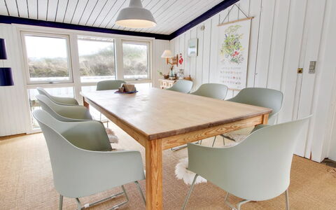 Scarlett - 300M from the Sea: Möbel, Interior Design, Flooring, Holz, Esszimmer, Tabelle, Fussboden, Decke, Küche & Esszimmer Tisch, Stuhl