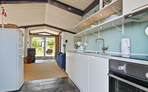Scarlett - 300M from the Sea: Holz, Flooring, Decke, Interior Design, Fussboden, Countertop, Küche, Major Appliance, Möbel, Cabinetry