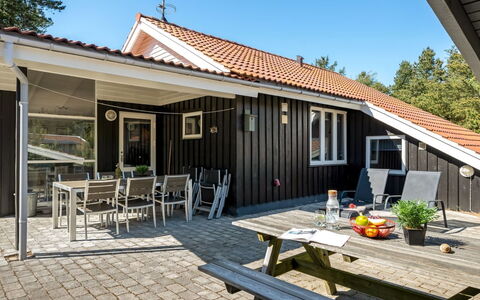 Augustine - 1.6Km from the Sea: Dach, Zuhause, Haus, Abstellgleis, Hütte, Verbundwerkstoff, Tür, Schiebefenster, Estate, Kamin