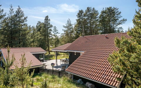 Augustine - 1.6Km from the Sea: Dach, Zuhause, Haus, Abstellgleis, Hütte, Verbundwerkstoff, Tür, Schiebefenster, Estate, Kamin