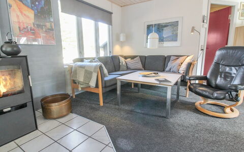 Augustine - 1.6Km from the Sea: Möbel, Holz, Flooring, Fussboden, Interior Design, Wohnzimmer, Couch, Zimmer, Zuhause, Stuhl