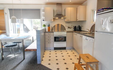 Augustine - 1.6Km from the Sea: Küche, Küchengerät, Flooring, Major Appliance, Möbel, Countertop, Interior Design, Holz, Fussboden, Decke
