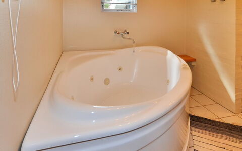 Augustine - 1.6Km from the Sea: Badezimmer, Badewanne, Armatur, Flooring, Interior Design, Fussboden, Zapfhahn, Installation, Zimmer