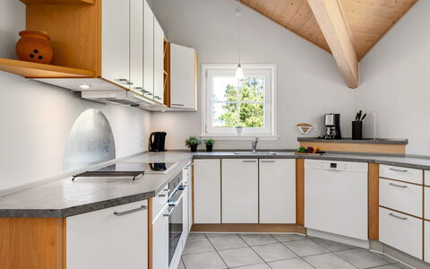 Femmy - 600M from the Sea: Küche, Interior Design, Holz, Flooring, Countertop, Zuhause, Küchengerät, Decke, Möbel, Cabinetry