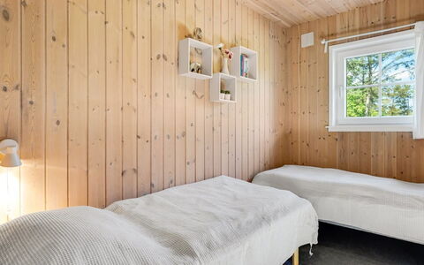 Femmy - 600M from the Sea: Wand, Holz, Flooring, Schlafzimmer, Fussboden, Interior Design, Decke, Holzboden, Bett, Zimmer