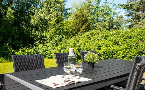 Femmy - 600M from the Sea: Möbel, Gartenmöbel, Tabelle, Tisch Im Freien, Stuhl, Küche & Esszimmer Tisch, Schatten, Terrasse, Garten, Hartholz