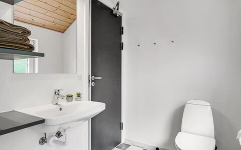 Femmy - 600M from the Sea: Armatur, Wand, Flooring, Badezimmer, Fussboden, Interior Design, Toilette, Sinken, Toilleten Sitz, Zapfhahn