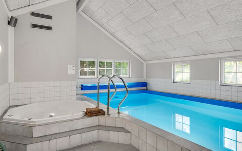 Femmy - 600M from the Sea: Decke, Interior Design, Flooring, Fussboden, Design, Dachboden, Resort, Schwimmbad, Hotel, Light Fixture