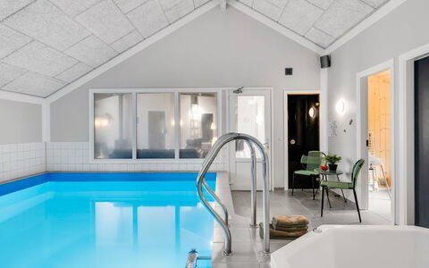 Femmy - 600M from the Sea: Hotel, Vorhang, Light Fixture, Resort, Schwimmbad, Zimmerpflanze, Dachboden, Lampe, Boutique Hotel