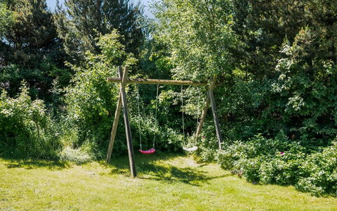 Femmy - 600M from the Sea: Strauch, Garten, Rasen, Schatten, Hinterhof, Landscaping, Garten, Park, Wald