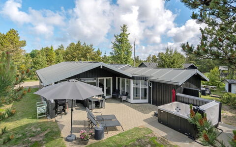 Ingobald - 1.5Km from the Sea: Dach, Haus, Zuhause, Hütte, Tür, Abstellgleis, Deck, Veranda, Planke, Hartholz