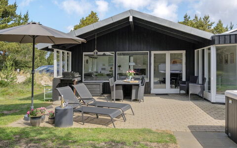 Ingobald - 1.5Km from the Sea: Dach, Haus, Zuhause, Hütte, Tür, Abstellgleis, Deck, Veranda, Planke, Hartholz