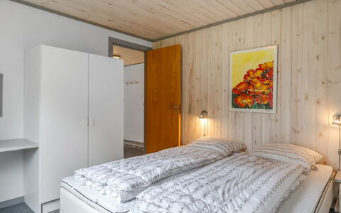 Tala - 4Km from the Sea: Interior Design, Schlafzimmer, Bett, Holz, Decke, Möbel, Zimmer, Fussboden, Bettdecke, Flooring