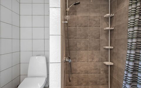 Tala - 4Km from the Sea: Toilleten Sitz, Badezimmer, Toilette, Armatur, Flooring, Wand, Fussboden, Interior Design, Duschkopf, Dusche