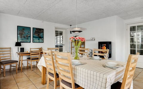 Svenn - 400M from the Sea: Möbel, Flooring, Interior Design, Decke, Stuhl, Holz, Küche & Esszimmer Tisch, Fussboden, Esszimmer, Tabelle