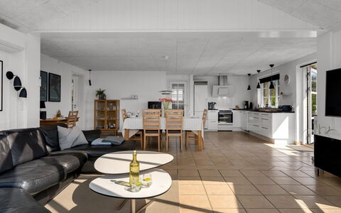 Svenn - 400M from the Sea: Flooring, Möbel, Interior Design, Fussboden, Decke, Couch, Holz, Wohnzimmer, Zimmer, Zuhause