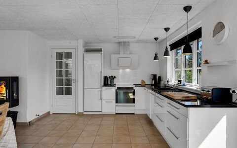 Svenn - 400M from the Sea: Küche, Flooring, Countertop, Küchengerät, Decke, Interior Design, Fussboden, Major Appliance, Haushaltsgerät, Light Fixture