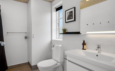 Svenn - 400M from the Sea: Armatur, Toilleten Sitz, Bad Sink, Badezimmer, Sinken, Toilette, Flooring, Interior Design, Fussboden, Zapfhahn