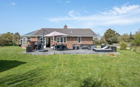 Svenn - 400M from the Sea: Himmel, Gras, Dach, Haus, Zuhause, Grundstueck, Hütte, Rasen, Ground, Garten