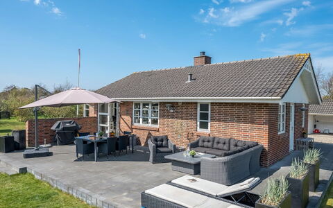 Svenn - 400M from the Sea: Möbel, Interior Design, Flooring, Fussboden, Decke, Zimmer, Stuhl, Tabelle, Wohnung, Küche & Esszimmer Tisch
