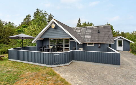 Emmi - 2.5Km from the Sea: Dach, Haus, Zuhause, Hütte, Tür, Abstellgleis, Deck, Veranda, Planke, Hartholz