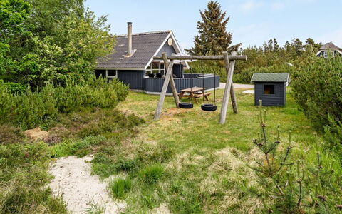 Emmi - 2.5Km from the Sea: Dach, Haus, Zuhause, Hütte, Tür, Abstellgleis, Deck, Veranda, Planke, Hartholz