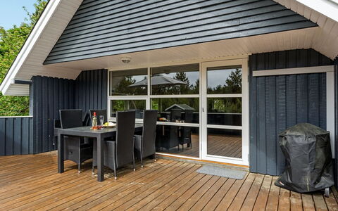 Emmi - 2.5Km from the Sea: Dach, Haus, Zuhause, Hütte, Tür, Abstellgleis, Deck, Veranda, Planke, Hartholz