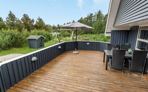Emmi - 2.5Km from the Sea: Dach, Haus, Zuhause, Hütte, Tür, Abstellgleis, Deck, Veranda, Planke, Hartholz