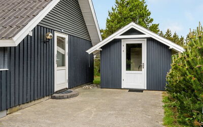 Emmi - 2.5Km from the Sea