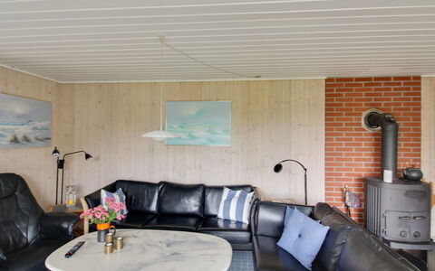 Kastehelmi - 400M from the Sea: Möbel, Couch, Holz, Interior Design, Flooring, Wohnzimmer, Fussboden, Decke, Tabelle