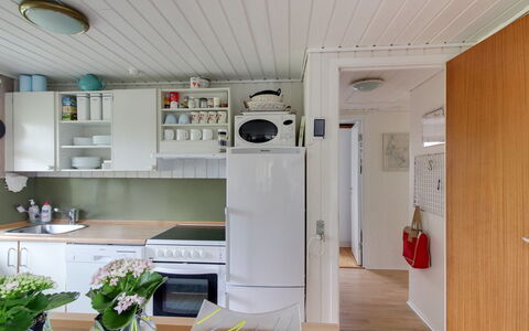 Kastehelmi - 400M from the Sea: Küche, Küchengerät, Interior Design, Major Appliance, Flooring, Holz, Countertop, Möbel, Fussboden, Zimmer