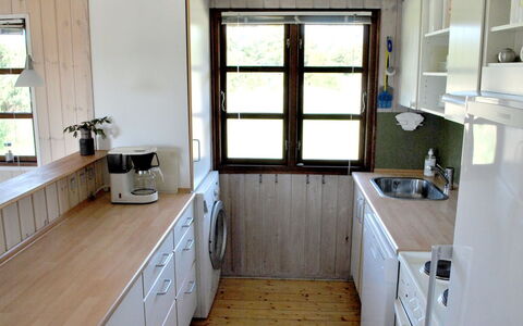 Kastehelmi - 400M from the Sea: Holz, Flooring, Küche, Fussboden, Interior Design, Countertop, Spüle, Küchengerät, Möbel, Zimmer