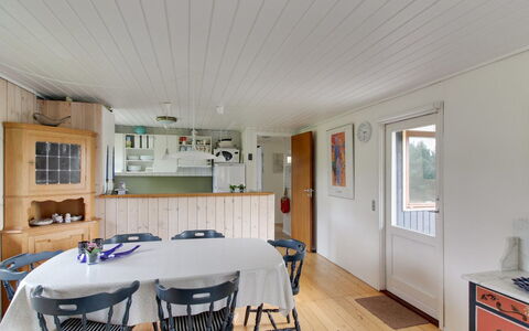 Kastehelmi - 400M from the Sea: Flooring, Interior Design, Holz, Decke, Möbel, Fussboden, Küche, Light Fixture, Countertop, Zimmer
