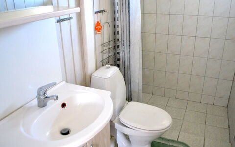 Kastehelmi - 400M from the Sea: Bad Sink, Badezimmer, Toilleten Sitz, Armatur, Sinken, Toilette, Fussboden, Zapfhahn, Flooring, Installation