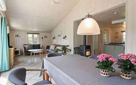 Hillmari - 200M from the Sea: Dach, Haus, Zuhause, Hütte, Tür, Abstellgleis, Deck, Veranda, Planke, Hartholz