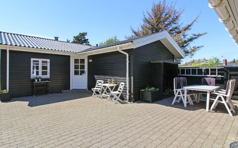 Hillmari - 200M from the Sea: Dach, Haus, Zuhause, Hütte, Tür, Abstellgleis, Deck, Veranda, Planke, Hartholz