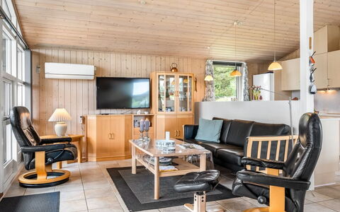 Nadia - 1.7Km from the Sea: Möbel, Holz, Interior Design, Flooring, Couch, Wohnzimmer, Decke, Zimmer, Beleuchtung, Fussboden