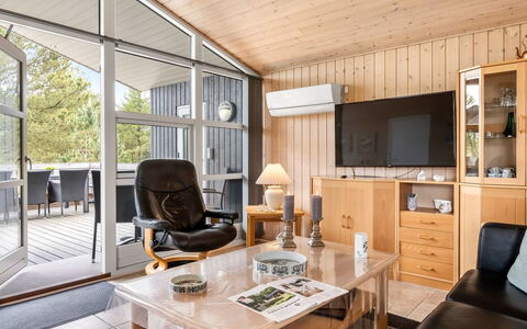 Nadia - 1.7Km from the Sea: Möbel, Interior Design, Flooring, Couch, Decke, Fussboden, Zimmer, Wohnzimmer, Stuhl, Beleuchtung