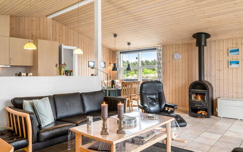 Nadia - 1.7Km from the Sea: Holz, Möbel, Flooring, Interior Design, Decke, Wohnzimmer, Couch, Fussboden, Zimmer