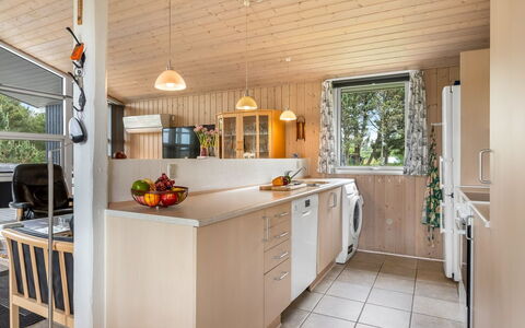 Nadia - 1.7Km from the Sea: Küche, Interior Design, Countertop, Holz, Flooring, Möbel, Decke, Küchengerät, Fussboden, Cabinetry