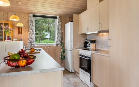 Nadia - 1.7Km from the Sea: Küchengerät, Küche, Countertop, Holz, Interior Design, Major Appliance, Möbel, Flooring, Armatur, Sinken