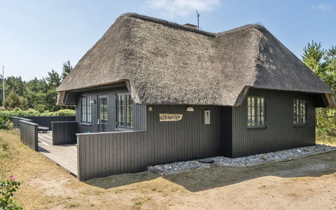 Sine - 500M from the Sea: Möbel, Interior Design, Flooring, Fussboden, Decke, Zimmer, Stuhl, Tabelle, Wohnung, Küche & Esszimmer Tisch