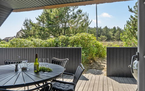 Sine - 500M from the Sea: Möbel, Interior Design, Flooring, Fussboden, Decke, Zimmer, Stuhl, Tabelle, Wohnung, Küche & Esszimmer Tisch
