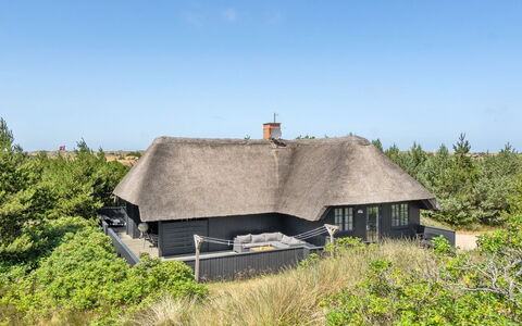 Sine - 500M from the Sea: Möbel, Interior Design, Flooring, Fussboden, Decke, Zimmer, Stuhl, Tabelle, Wohnung, Küche & Esszimmer Tisch
