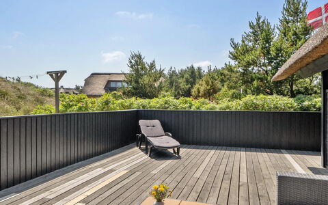 Sine - 500M from the Sea: Möbel, Interior Design, Flooring, Fussboden, Decke, Zimmer, Stuhl, Tabelle, Wohnung, Küche & Esszimmer Tisch
