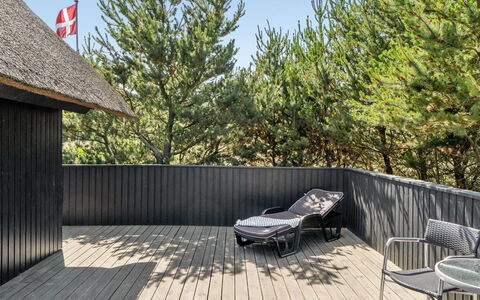 Sine - 500M from the Sea: Möbel, Interior Design, Flooring, Fussboden, Decke, Zimmer, Stuhl, Tabelle, Wohnung, Küche & Esszimmer Tisch