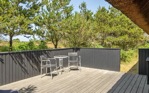 Sine - 500M from the Sea: Möbel, Interior Design, Flooring, Fussboden, Decke, Zimmer, Stuhl, Tabelle, Wohnung, Küche & Esszimmer Tisch
